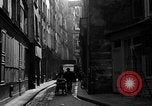 Standbild backstreet Alley Paris Frankreich, 1956, aus Sekunde 25 historischem Filmmaterial Videoclip 65675050427