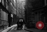 Standbild backstreet Alley Paris Frankreich, 1956, aus Sekunde 27 historischem Filmmaterial Videoclip 65675050427