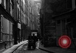 Standbild backstreet Alley Paris Frankreich, 1956, aus Sekunde 28 historischem Filmmaterial Videoclip 65675050427