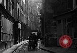 Standbild backstreet Alley Paris Frankreich, 1956, aus Sekunde 29 historischem Filmmaterial Videoclip 65675050427