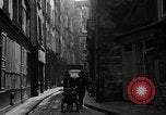 Standbild backstreet Alley Paris Frankreich, 1956, aus Sekunde 30 historischem Filmmaterial Videoclip 65675050427