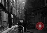 Standbild backstreet Alley Paris Frankreich, 1956, aus Sekunde 31 historischem Filmmaterial Videoclip 65675050427