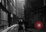 Standbild backstreet Alley Paris Frankreich, 1956, aus Sekunde 32 historischem Filmmaterial Videoclip 65675050427