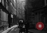 Standbild backstreet Alley Paris Frankreich, 1956, aus Sekunde 33 historischem Filmmaterial Videoclip 65675050427