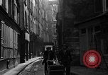 Standbild backstreet Alley Paris Frankreich, 1956, aus Sekunde 34 historischem Filmmaterial Videoclip 65675050427
