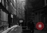 Standbild backstreet Alley Paris Frankreich, 1956, aus Sekunde 35 historischem Filmmaterial Videoclip 65675050427