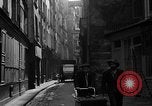 Standbild backstreet Alley Paris Frankreich, 1956, aus Sekunde 36 historischem Filmmaterial Videoclip 65675050427