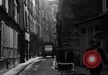 Standbild backstreet Alley Paris Frankreich, 1956, aus Sekunde 37 historischem Filmmaterial Videoclip 65675050427
