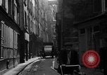 Standbild backstreet Alley Paris Frankreich, 1956, aus Sekunde 38 historischem Filmmaterial Videoclip 65675050427