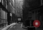 Standbild backstreet Alley Paris Frankreich, 1956, aus Sekunde 39 historischem Filmmaterial Videoclip 65675050427