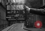 Standbild backstreet Alley Paris Frankreich, 1956, aus Sekunde 43 historischem Filmmaterial Videoclip 65675050427