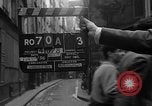 Standbild backstreet Alley Paris Frankreich, 1956, aus Sekunde 44 historischem Filmmaterial Videoclip 65675050427
