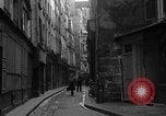 Standbild backstreet Alley Paris Frankreich, 1956, aus Sekunde 46 historischem Filmmaterial Videoclip 65675050427