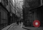 Standbild backstreet Alley Paris Frankreich, 1956, aus Sekunde 47 historischem Filmmaterial Videoclip 65675050427