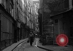 Standbild backstreet Alley Paris Frankreich, 1956, aus Sekunde 52 historischem Filmmaterial Videoclip 65675050427