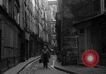 Standbild backstreet Alley Paris Frankreich, 1956, aus Sekunde 53 historischem Filmmaterial Videoclip 65675050427