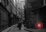 Standbild backstreet Alley Paris Frankreich, 1956, aus Sekunde 54 historischem Filmmaterial Videoclip 65675050427