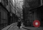Standbild backstreet Alley Paris Frankreich, 1956, aus Sekunde 55 historischem Filmmaterial Videoclip 65675050427