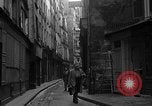 Standbild backstreet Alley Paris Frankreich, 1956, aus Sekunde 56 historischem Filmmaterial Videoclip 65675050427