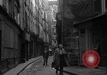 Standbild backstreet Alley Paris Frankreich, 1956, aus Sekunde 57 historischem Filmmaterial Videoclip 65675050427