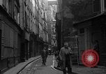 Standbild backstreet Alley Paris Frankreich, 1956, aus Sekunde 58 historischem Filmmaterial Videoclip 65675050427