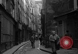 Standbild backstreet Alley Paris Frankreich, 1956, aus Sekunde 59 historischem Filmmaterial Videoclip 65675050427
