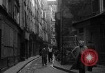 Standbild backstreet Alley Paris Frankreich, 1956, aus Sekunde 60 historischem Filmmaterial Videoclip 65675050427