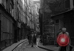 Standbild backstreet Alley Paris Frankreich, 1956, aus Sekunde 61 historischem Filmmaterial Videoclip 65675050427