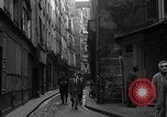 Standbild backstreet Alley Paris Frankreich, 1956, aus Sekunde 62 historischem Filmmaterial Videoclip 65675050427