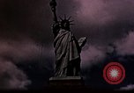Standbild Burlington Mühlen New York City USA, 1950, aus Sekunde 35 historischem Filmmaterial Videoclip 65675050469