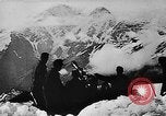 Standbild German Mountain troopers in Betrieb im Schnee während Zweiten Weltkrieg Kaukasus, 1943, aus Sekunde 36 historischem Filmmaterial Videoclip 65675050523