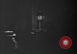 Immagine di Lampada di kerosene usato per l'illuminazione United States USA, 1921, secondo 25 filmato di repertorio 65675050526