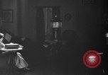 Immagine di Lampada di kerosene usato per l'illuminazione United States USA, 1921, secondo 26 filmato di repertorio 65675050526