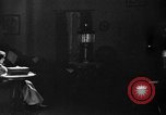 Immagine di Lampada di kerosene usato per l'illuminazione United States USA, 1921, secondo 28 filmato di repertorio 65675050526
