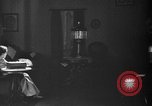 Immagine di Lampada di kerosene usato per l'illuminazione United States USA, 1921, secondo 29 filmato di repertorio 65675050526