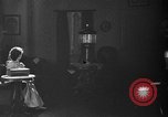 Immagine di Lampada di kerosene usato per l'illuminazione United States USA, 1921, secondo 33 filmato di repertorio 65675050526