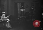 Immagine di Lampada di kerosene usato per l'illuminazione United States USA, 1921, secondo 35 filmato di repertorio 65675050526