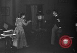 Immagine di Lampada di kerosene usato per l'illuminazione United States USA, 1921, secondo 40 filmato di repertorio 65675050526
