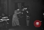 Immagine di Lampada di kerosene usato per l'illuminazione United States USA, 1921, secondo 42 filmato di repertorio 65675050526
