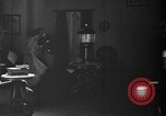 Immagine di Lampada di kerosene usato per l'illuminazione United States USA, 1921, secondo 54 filmato di repertorio 65675050526