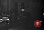 Immagine di Lampada di kerosene usato per l'illuminazione United States USA, 1921, secondo 55 filmato di repertorio 65675050526