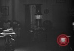 Immagine di Lampada di kerosene usato per l'illuminazione United States USA, 1921, secondo 56 filmato di repertorio 65675050526