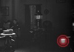 Immagine di Lampada di kerosene usato per l'illuminazione United States USA, 1921, secondo 57 filmato di repertorio 65675050526