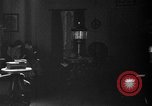 Immagine di Lampada di kerosene usato per l'illuminazione United States USA, 1921, secondo 58 filmato di repertorio 65675050526