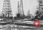 Image raffinerie de pétrole United States USA, 1923, de la seconde 22 séquences d'archives historiques vidéo 65675050535