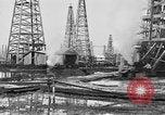 Image raffinerie de pétrole United States USA, 1923, de la seconde 23 séquences d'archives historiques vidéo 65675050535