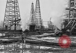 Image raffinerie de pétrole United States USA, 1923, de la seconde 24 séquences d'archives historiques vidéo 65675050535