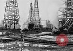 Image raffinerie de pétrole United States USA, 1923, de la seconde 25 séquences d'archives historiques vidéo 65675050535