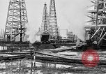 Image raffinerie de pétrole United States USA, 1923, de la seconde 26 séquences d'archives historiques vidéo 65675050535