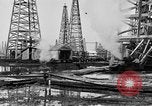 Image raffinerie de pétrole United States USA, 1923, de la seconde 27 séquences d'archives historiques vidéo 65675050535